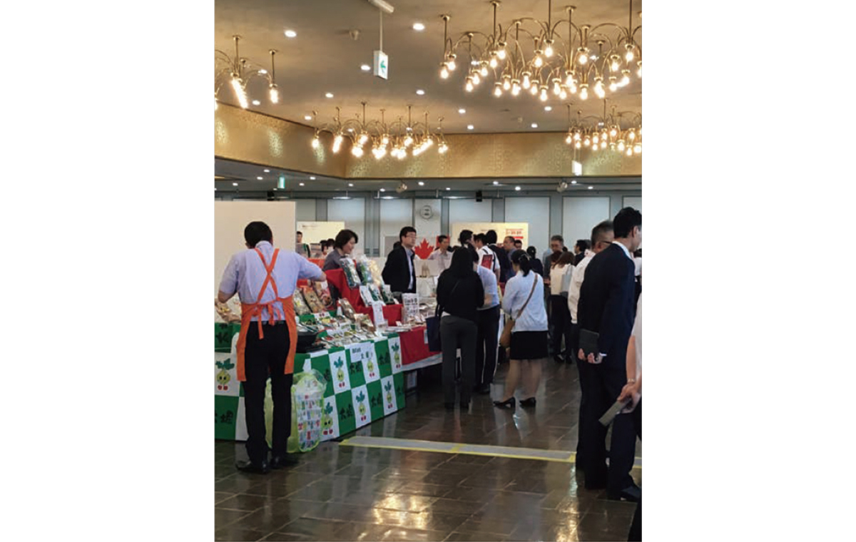 お得意様に新技術と原料のトレンドをご紹介